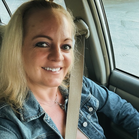 Meet your Posher, Amelia Blaska 🇺🇸❤️⚡️ - Picture 8 of 17